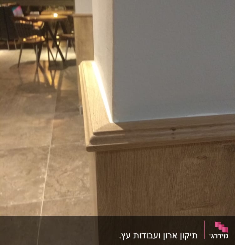 חיפוי עץ על קיר עם פאנל דקורטיבי